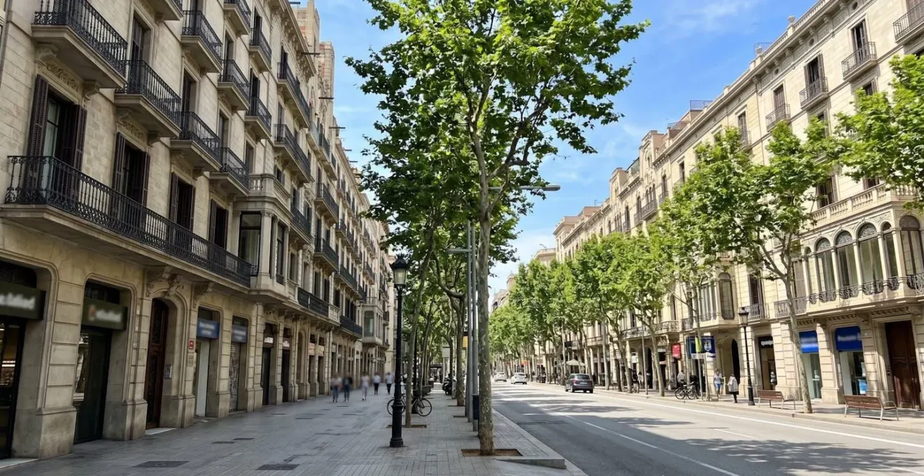 Vista de una calle típica del Eixample barcelonés con edificios modernistas, perspectiva desde la acera, sin tráfico visible, luz natural diurna