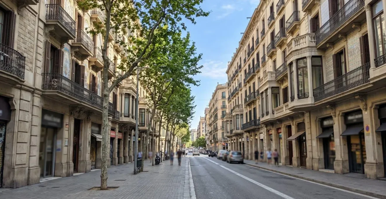 Vista de una calle típica del Eixample barcelonés con edificios modernistas, perspectiva desde la acera, sin tráfico visible, luz natural diurna