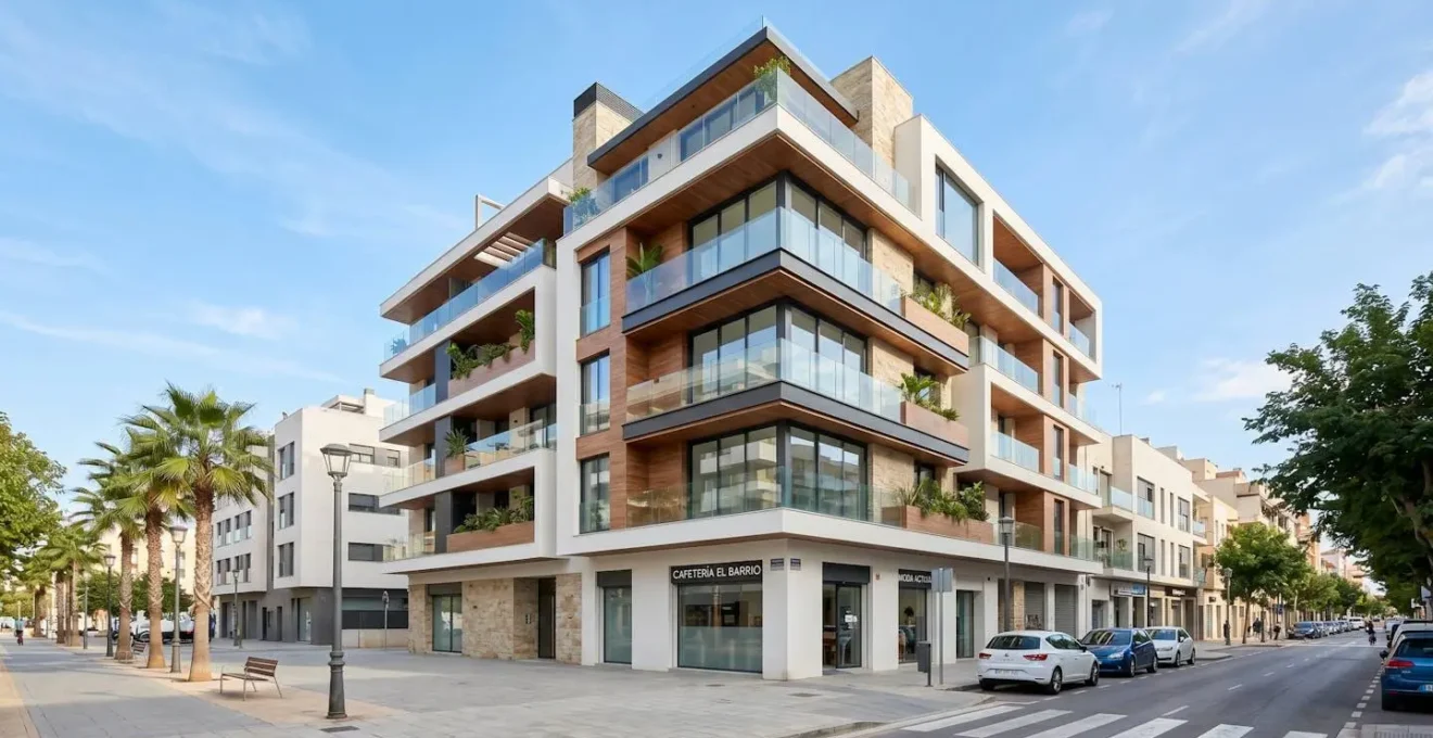 Fachada de un edificio residencial contemporáneo con ventanas amplias y balcones limpios, en un día soleado, sin personas en primer plano